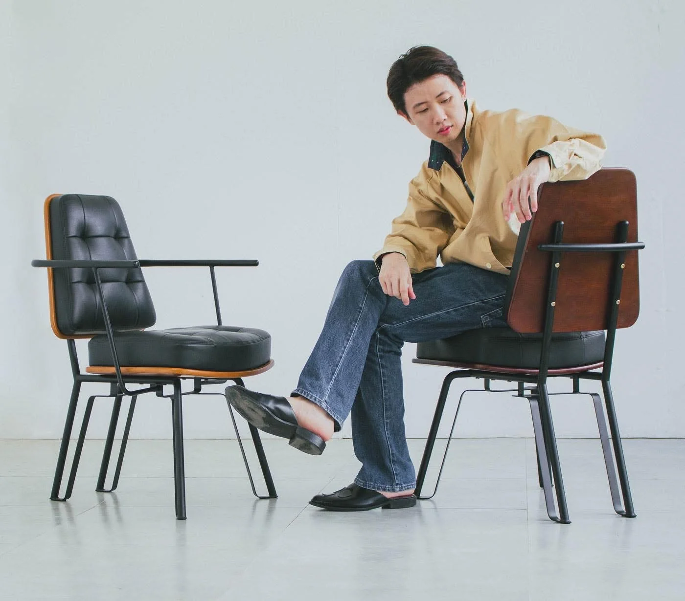 เปรียบเทียบโครงสร้างเก้าอี้อาร์มแชร์แบบมีที่พักแขนและพนักพิงไม้ Better Craft