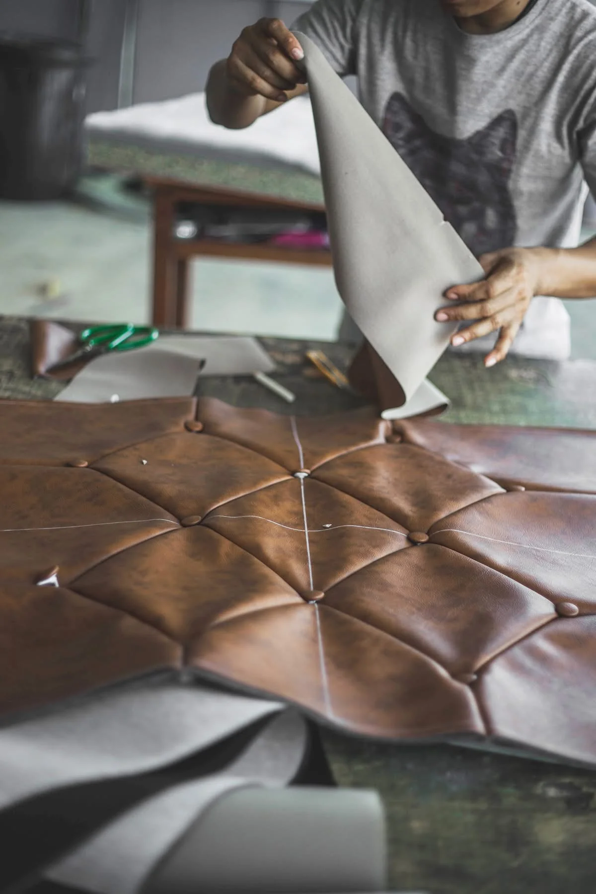การตัดเย็บและขึ้นรูปเบาะหนัง PU เกรดพรีเมียมด้วยงานฝีมือช่างไม้ Better Craft